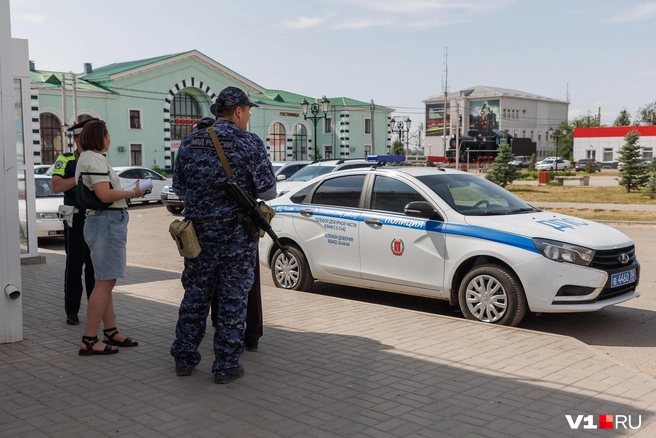 В Петров Вале продолжаются активные мероприятия по поиску и задержанию Михаила Вальковича, подозреваемого в покушении на убийство двух и более лиц | Источник: Алексей Волхонский / V1.RU
