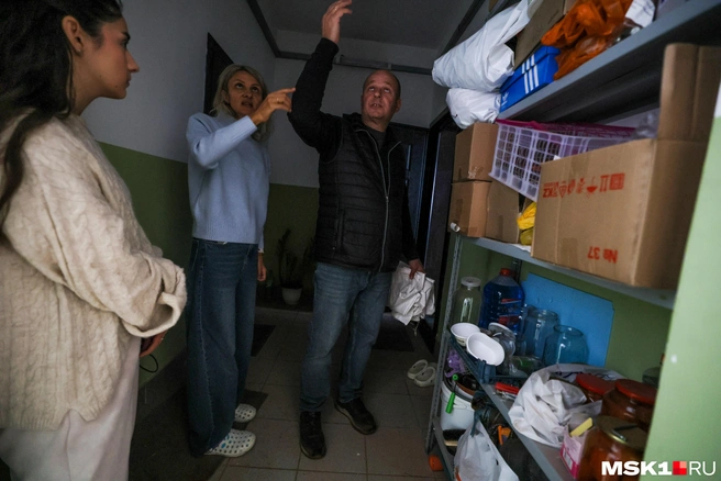 У Юлии и Владислава на первом этаже выбило дверь в тамбуре. Они не стали дожидаться помощи властей и сами решили поставить новую | Источник: Артем Устюжанин / MSK1.RU
