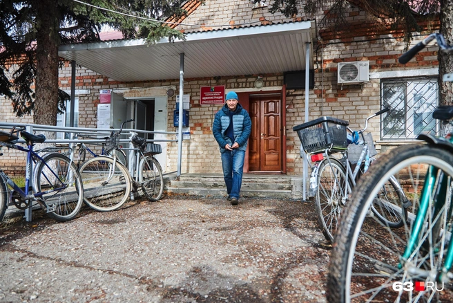 Олег Кравченко одевался на ходу, чтобы сопроводить нас к поселковой школе | Источник: Роман Данилкин / 63.RU