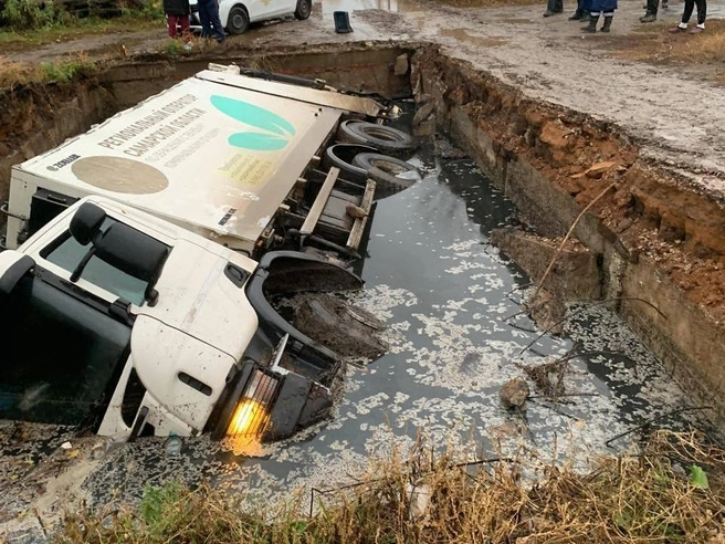 Мусоровоз рухнул точно на бок | Источник: читатель 63.RU
