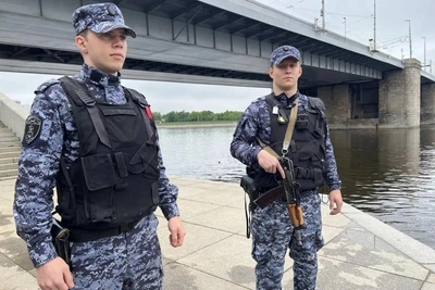 Росгвардеец спас провалившегося в Неву петербуржца