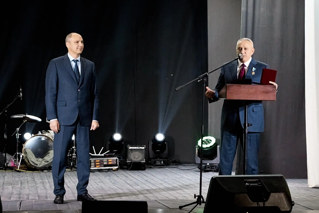 Награду Александру Шамсутдинову вручил Денис Паслер | Источник: «Хромпик»