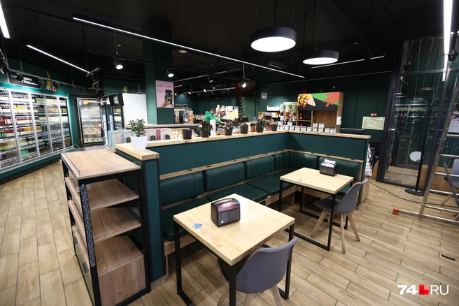 Три года назад столики в продуктовом магазине, как в кафе, казались новацией. Теперь это must-have любой торговой точки | Источник: Наталья Лапцевич