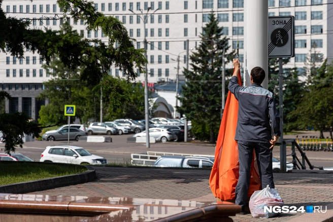 После Дня города на площади перед мэрией сняли праздничный флаг | Источник: Мария Ленц / NGS24.RU