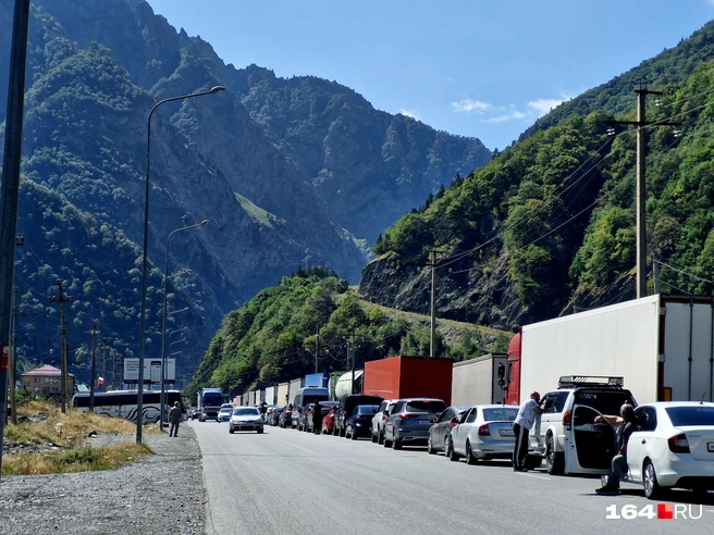 Огромные очереди на границе | Источник: Виктория Федорова / 164.RU