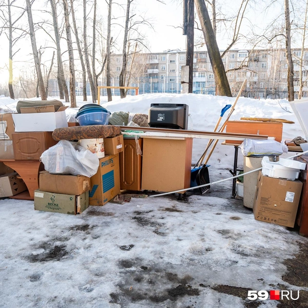 Вещи пенсионера аккуратно сложены перед руинами дома | Источник: Василина Любимова / 59.RU