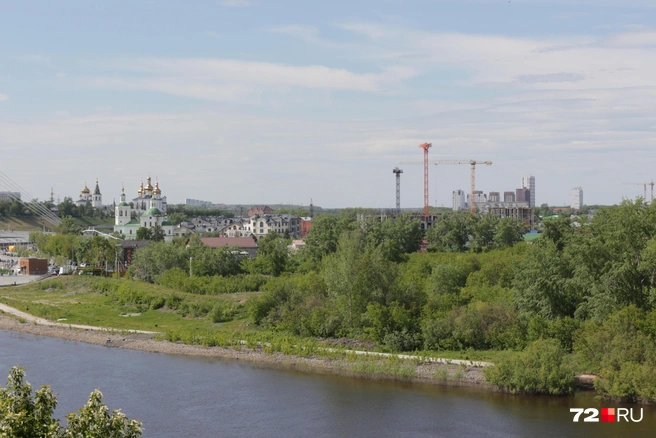 Свободная земля находится в районе моста Влюбленных | Источник: Павел Красоткин / 72.RU