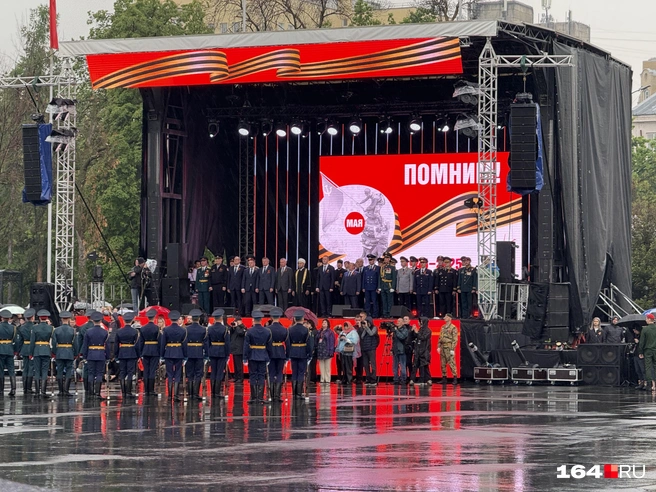 Где-то вдалеке — первые лица региона | Источник: Сергей Петунин / 164.RU