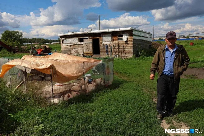 По словам Сергея Засколько, приходится собирать дождевую воду для хозяйства и огорода  | Источник: Евгений Софийчук / NGS55.RU 