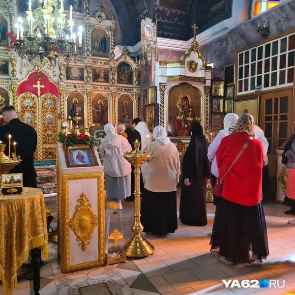 Многие из присутствующих исповедались и причастились | Источник: Светлана Коновалова / YA62.RU