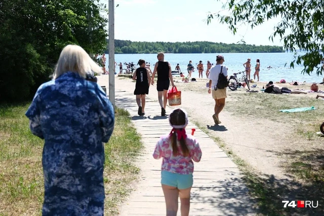 На городском пляже встретить сейчас можно, кажется, всех своих знакомых  | Источник: Михаил Шилкин