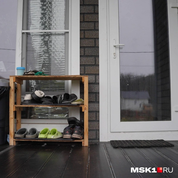 Обувь хозяева хранят на крыльце | Источник: Артем Рамазани-Зубов / MSK1.RU