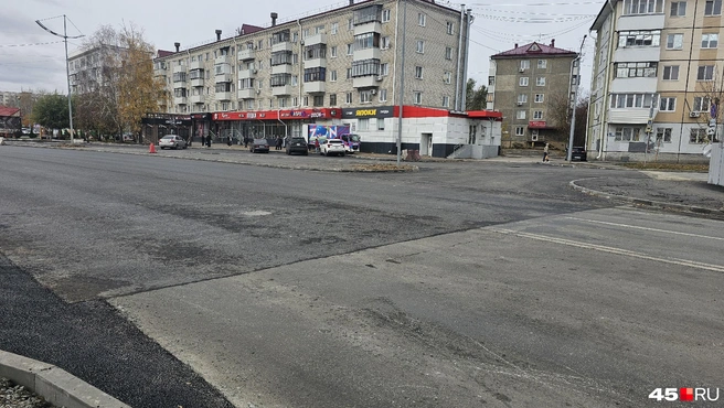 Новый и старый асфальт на пересечении Пушкина с Карельцева | Источник: Дарья Никитченко / 45.RU