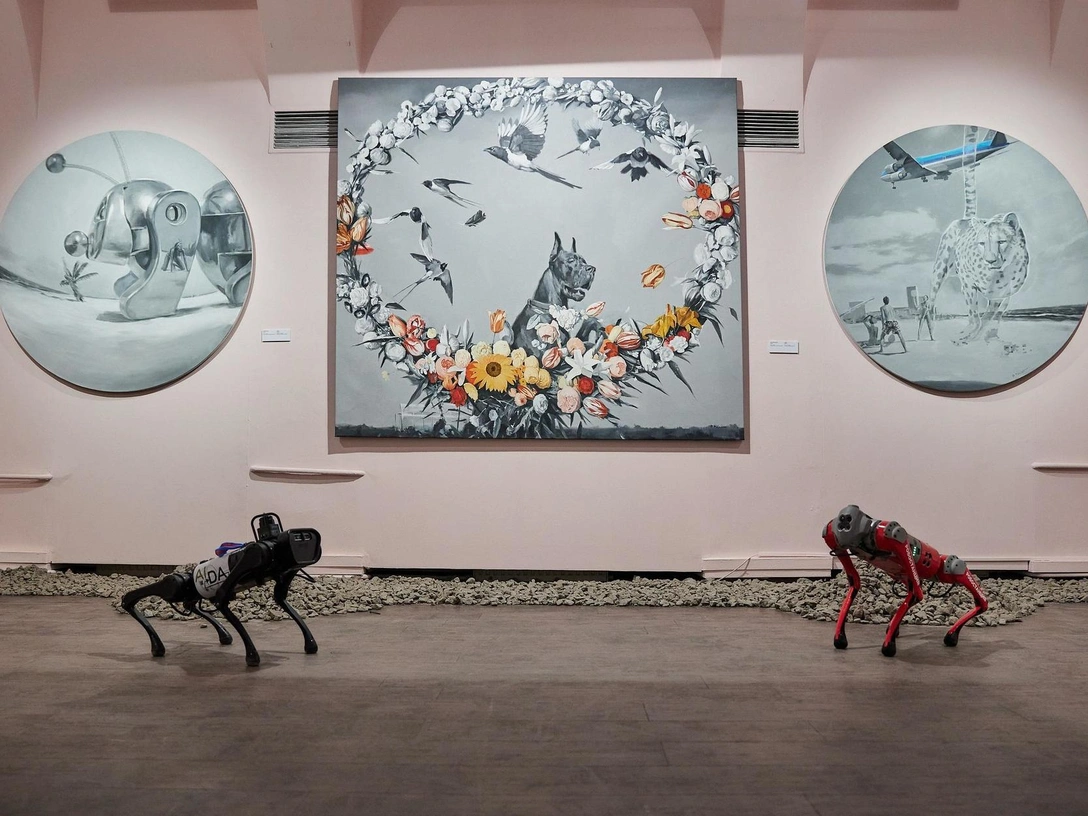 Робопсы и дроны: как прошло открытие выставки «Дружественный интерфейс» | marieclaire.ru