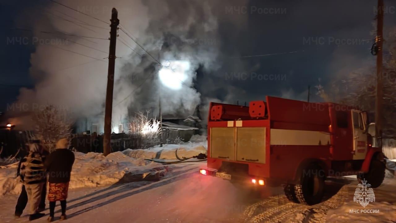 В поселке Мегет под Ангарском в ночь на 2 января 2023 года при пожаре  погибли два человека - 2 января 2023 - ИРСИТИ.ру