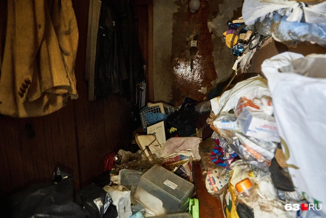 В квартире нет места для сна. В дальних комнатах невозможно дышать. На вопрос «Где вы спите?» Юрий ответил: «Вот прямо здесь»&nbsp;— и показал на единственное пустое место на полу перед входной дверью | Источник: Роман Данилкин / 63.RU