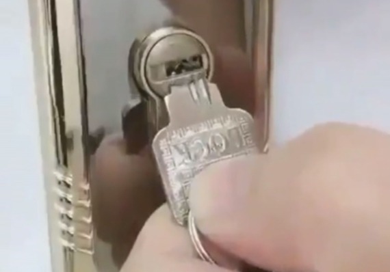 Лайфхак: как вытащить сломанный ключ из замка (видео)