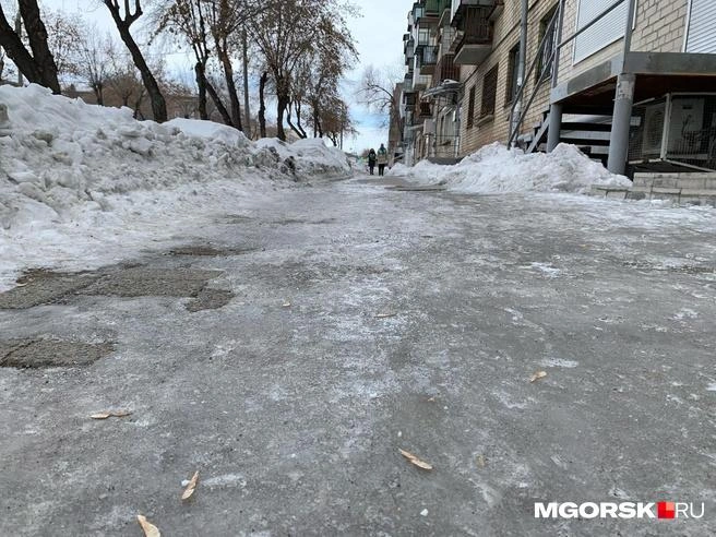 Жительница упала на скользком тротуаре | Источник: Анна Лялькова / архив MGORSK.RU