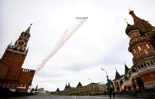 Штурмовики Су-25 на воздушном параде в честь 75-летия Победы | Источник: Алексей Филиппов / Photo.may9.ru