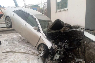 В Горно-Алтайске автомобилистка на Camry врезалась в здание СК