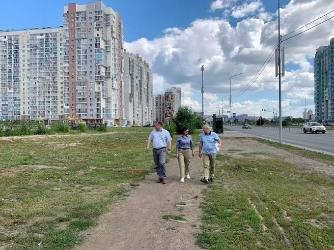 Глава города Наталья Котова со своим замом по дорогам Андреем Ксензовым (справа) и главой Калининского района Сергеем Колесником прошла путь, по которому дети добираются до школы | Источник: пресс-служба администрации Челябинска