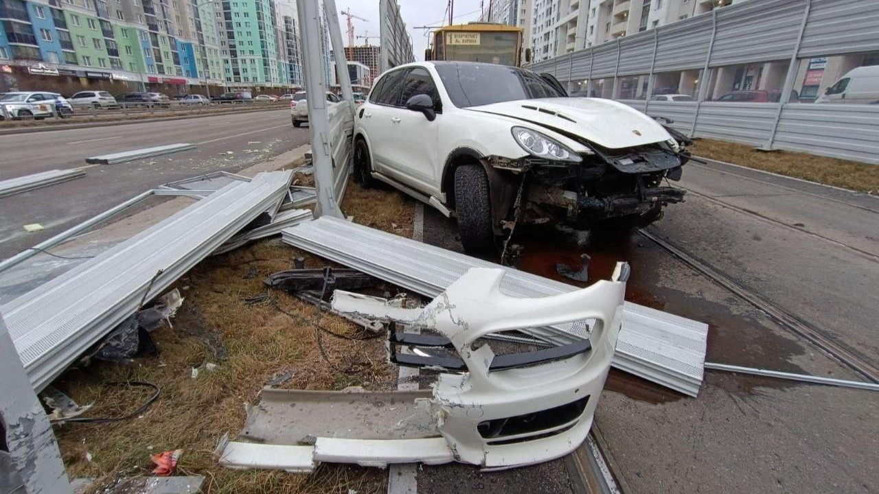 Гонял на Porsche без прав. Как наказали автохама, который парализовал движение в Академическом