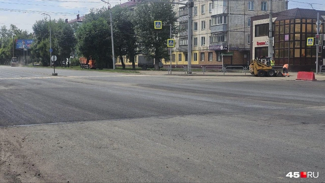 Новый асфальт уложили на перекрестке без перекрытия | Источник: Дарья Никитченко / 45.RU