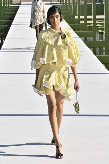 Сад Тюильри как манифест: Джонатан Андерсон продолжает цветочную историю Dior