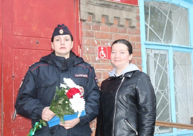 Участковая Кристина Володина (слева) вместе с коллегой задержала поджигателя и тушила горящий дом | Источник: ГУ МВД РФ по Пермскому краю