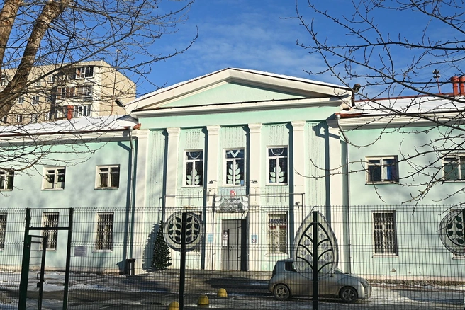 Так выглядит главное здание школы. За ним расположен новый крытый каток | Источник: Максим Воробьев