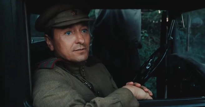 Одну из главных ролей сыграл Сергей Безруков | Источник: Скриншот из трейлера фильма «Август»