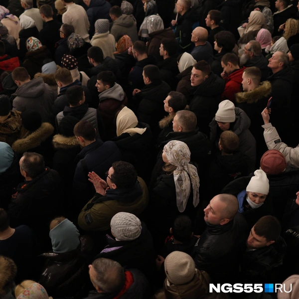 На службу пришли сотни людей | Источник: Евгений Софийчук / NGS55.RU