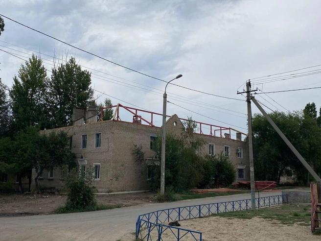 Спустя месяц после инцидента кровля так и не была отремонтирована. | Источник: читатели V1.RU