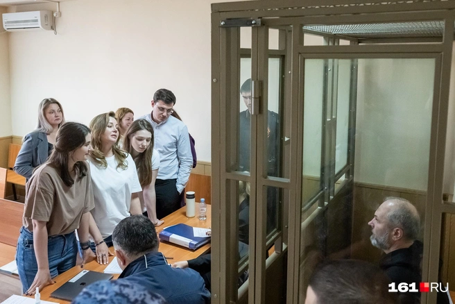 Кушнарев общается с семьей перед одним из заседаний | Источник: Евгений Вдовин / 161.RU