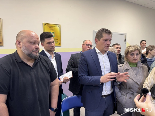 Руководители местной администрации и филиала «Мострансавто» отвечали на вопросы жителей максимально спокойно | Источник: Игорь Мещанев / MSK1.RU