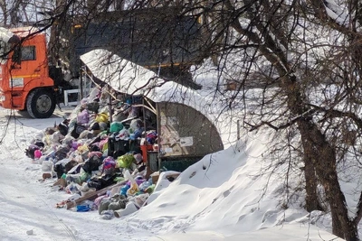 Екатеринбуржцы жалуются на горы мусора во дворах