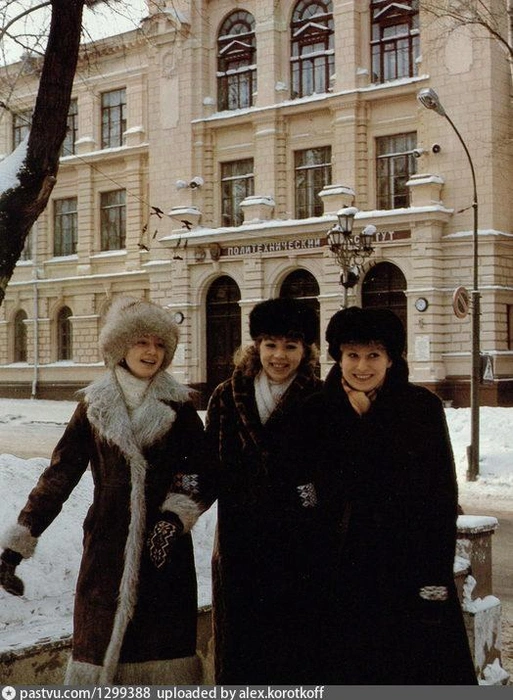 Переходим в эру цветных фотографий. Пальто и шапки на студентках политеха здесь уже более разнообразные  | Источник: pastvu.com