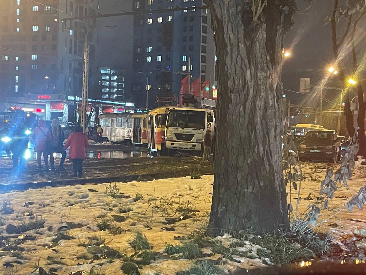 Движение на проспекте Космонавтов оказалось парализовано из-за столкновения  трамвая и грузовика - 3 ноября 2023 - Е1.ру