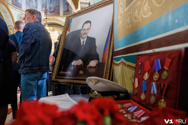 Рядом с огромным портретом умершего&nbsp;— его многочисленные награды | Источник: Алексей Волхонский / V1.RU