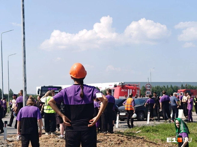 25 июля на парковке у склада Wildberries в Екатеринбурге начался пожар, всех сотрудников вывели на улицу | Источник: Кирилл Кушнов / E1.RU