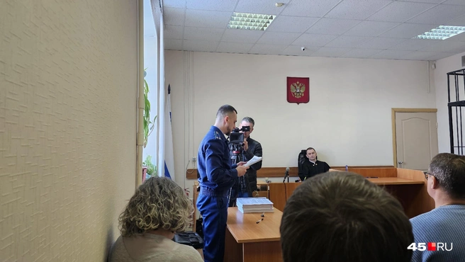 Зачитывает обвинение прокурор | Источник: Дарья Никитченко
