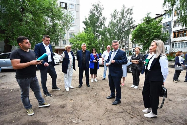 Когда разгорелся скандал, во двор приехала целая делегация чиновников мэрии | Источник: мэрия Ярославля