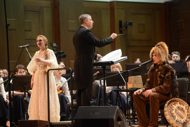 Солисткой была Анастасия Лысякова, а горловое пение продемонстрировал Евгений Аверин | Источник: Михаил Афанасьев / Новосибирская филармония