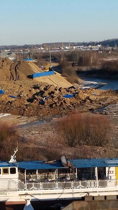 Русло реки засыпали грунтом во время работ по реконструкции шлюзов Городецкого гидроузла | Источник: Игорь Валяев / Vk.com