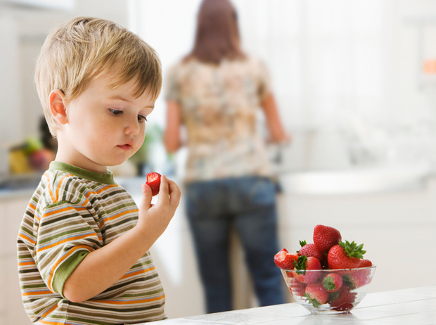 Фото №3 - Без слез и капризов: когда и как приучать ребенка к взрослой еде