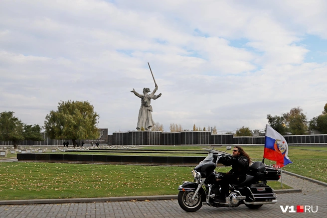 Бойцам покровительствует Родина-мать | Источник: Константин Завриков / V1.RU