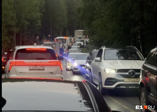 На трассе в сторону Екатеринбурга образовалась большая пробка | Источник: читатель E1.RU