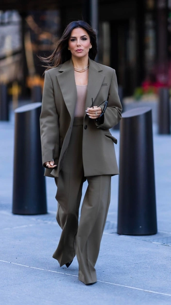 Модная классика: Ева Лонгория выглядит бесподобно в деловом костюме — вам нужен такой же | marieclaire.ru