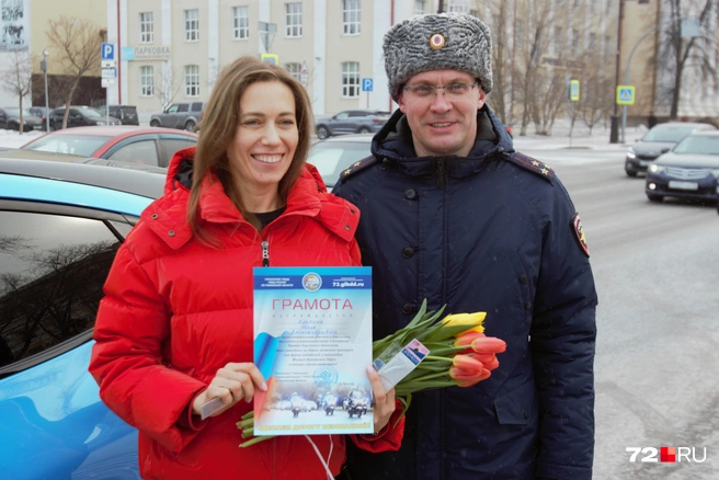 Девушки получали не только цветы, но и грамоты из рук главы Госавтоинспекции региона Андрея Миллера | Источник: Павел Красоткин / 72.RU 