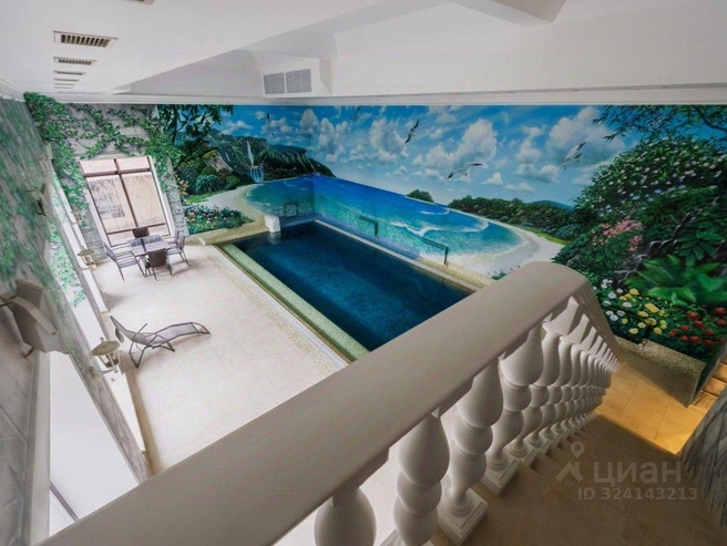 В здании обустроен большой бассейн | Источник: «Циан»